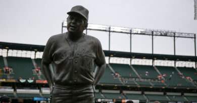 Earl Weaver statue