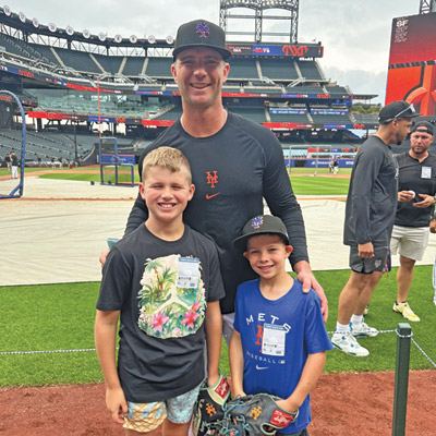 Pete Alonso with Tommy Hunter's sons