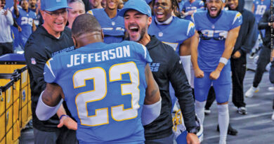 Tony Jefferson celebrates with Jesse and Rick Minter
